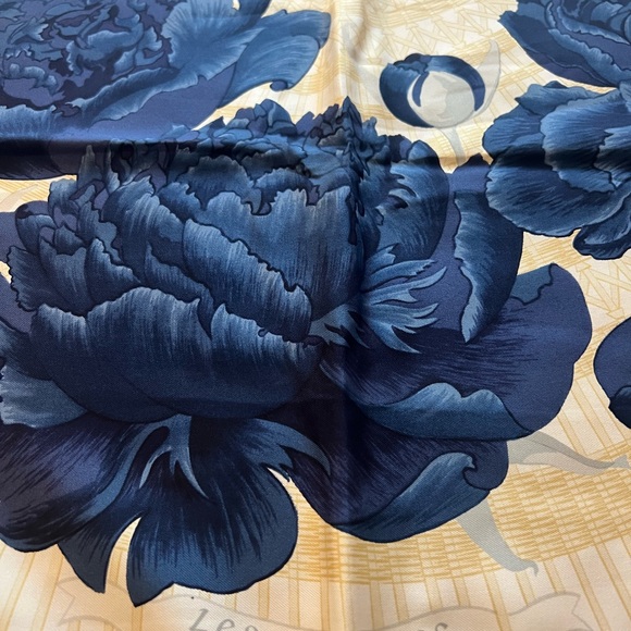 AUTHENTIC HERMES peony 100% silk scarf!!!! - Picture 2 of 6